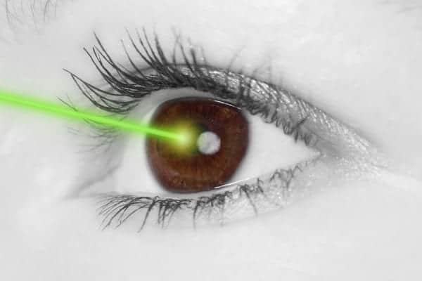 lasik avantages inconvenients docteur romain nicolau ophtalmologue paris specialiste chirurgie refractive lasik paris