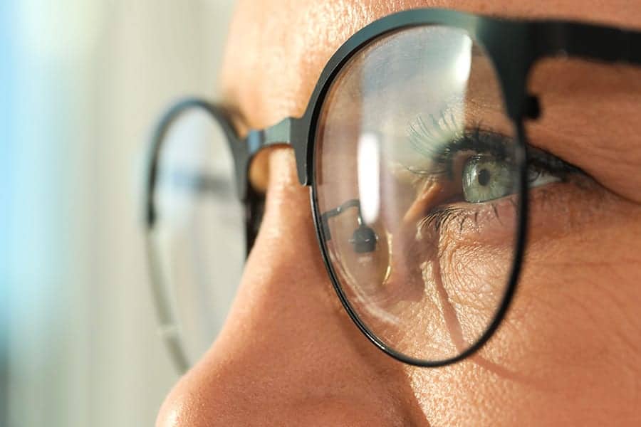 Peut-on devenir astigmate à l’âge adulte ?